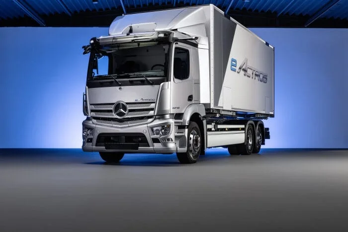 Os caminhões a bateria Mercedes-Benz eActros tem autonomia de até 500 km