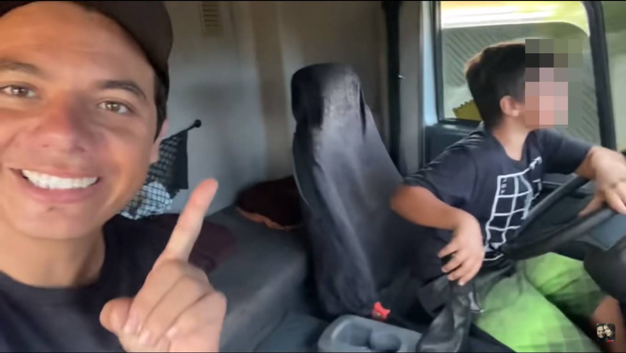 Cabelo Batateiro grava vídeo com garoto de 11 anos cruzando marcha.