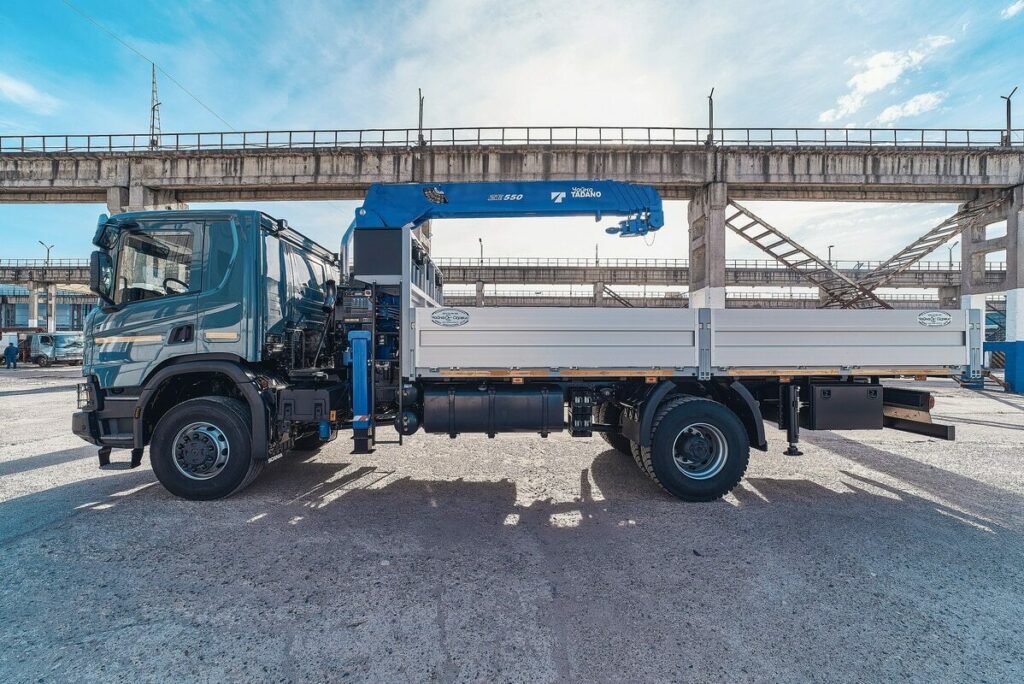 Conheça o caminhão da Scania com tração nas quatro rodas