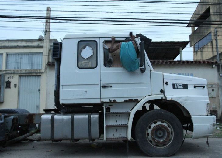 Dono de caminhão deixa morador em situação de rua dormi em seu veículo