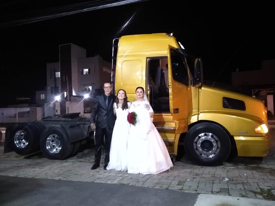 Vídeo caminhoneiro é surpreendido por esposa em casamento