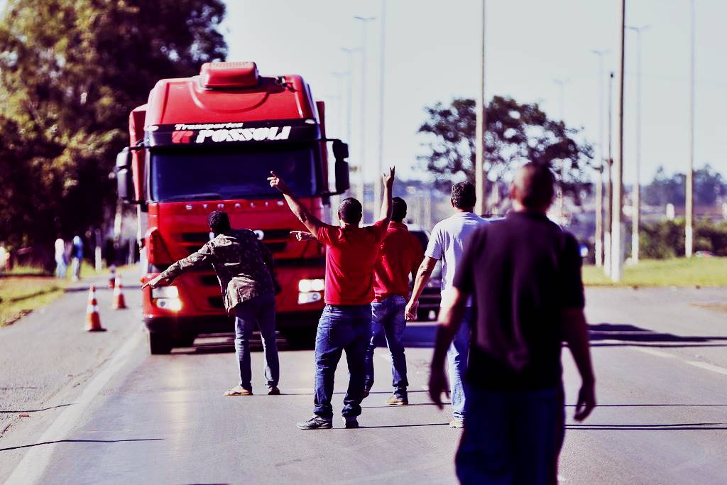 A greve dos caminhoneiros ainda continua em lugares estratégicos no país