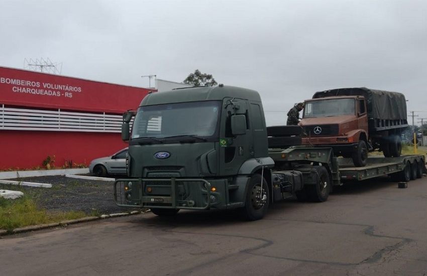 Exército brasileiro doa caminhão fora de operação para bombeiros