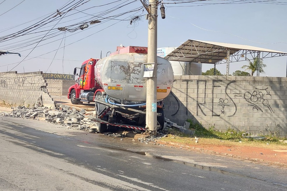 Caminhão sem freio atinge muro de empresa em Jundiaí