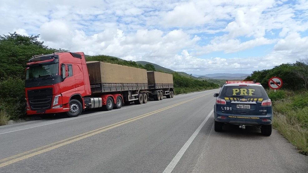 PRF flagra caminhão com 28,8 toneladas de excesso de peso, e multa caminhoneiro em mais de R$ 20 mil