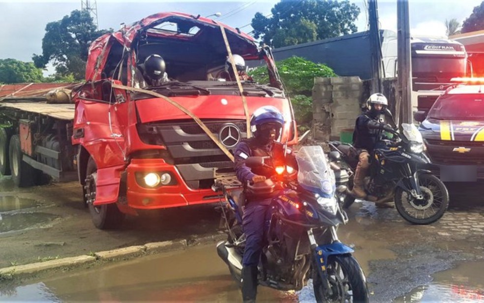 Caminhoneiro é flagrado dirigindo com capacete em caminhão sem parabrisa