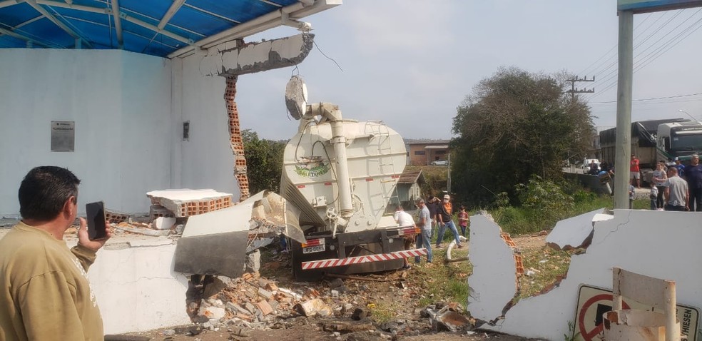Caminhão desgovernado provoca tragédia no Vale do Itajaí