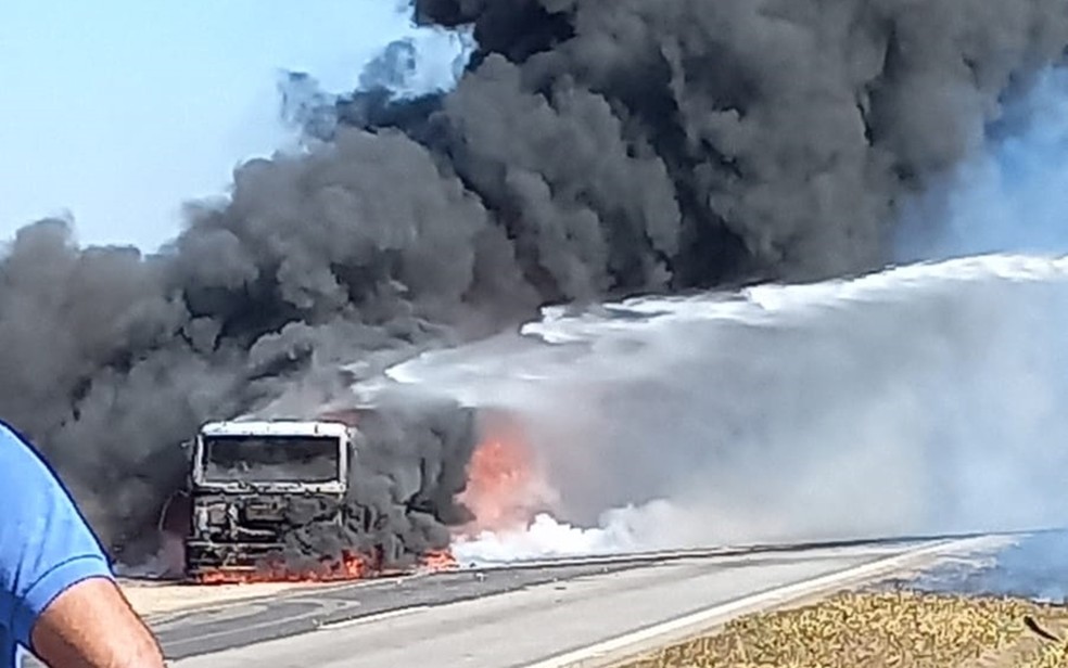 Caminhão carregado com diesel pega fogo na BR-381, em Campanha, MG
