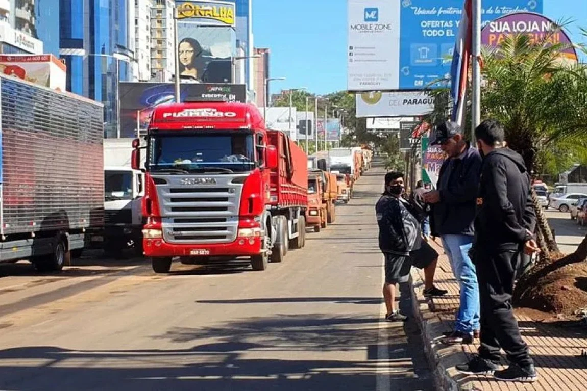 Sindicato aponta prejuízo diário de R$ 1,7 milhões com greve dos caminhoneiro no Paraguai