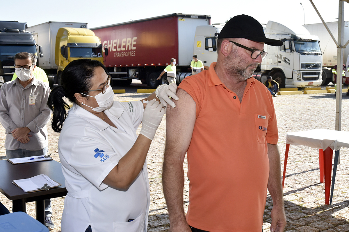 Vacinação de caminhoneiros, onde vacinar e quais documentos são necessário