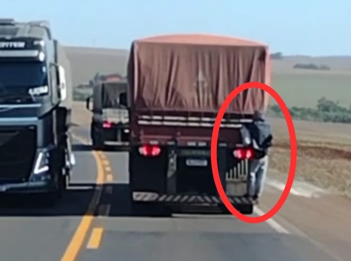 Vídeo: homem pega carona de 25 km pendurado em carroceria de carreta