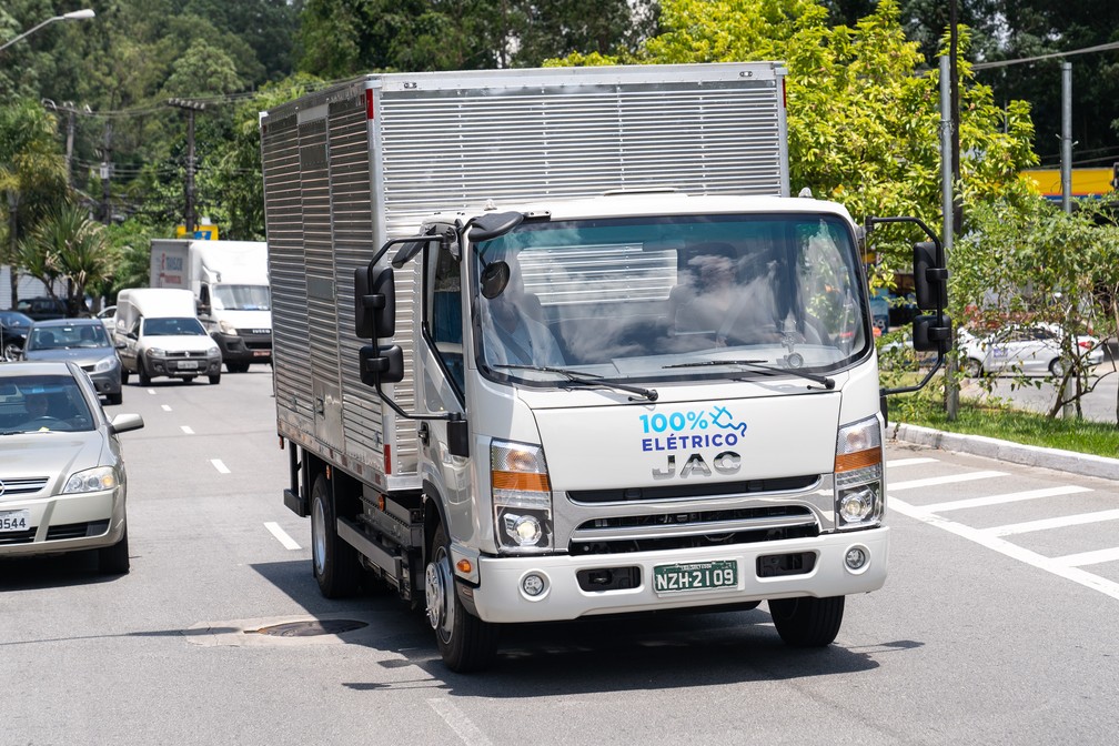 Grandes empresas varejistas no Brasil começam a eletrificar suas frotas de caminhões