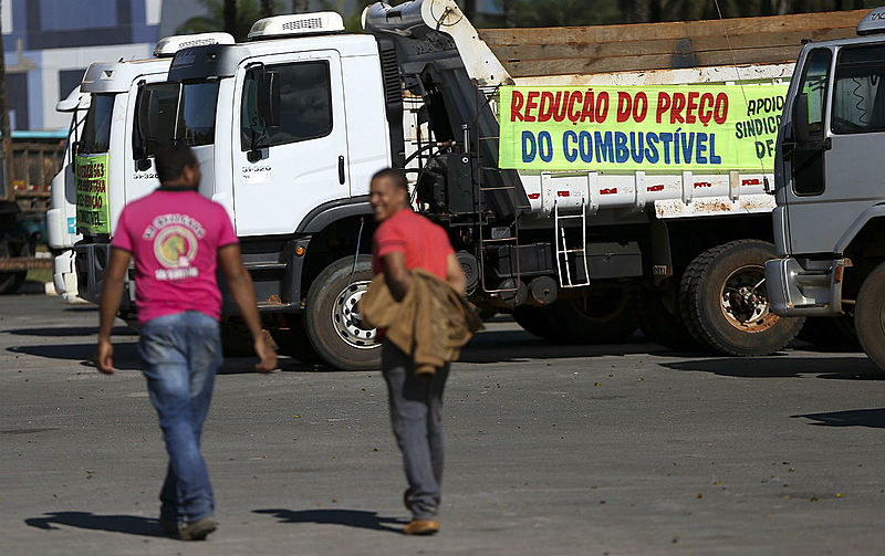 Insatisfeitos com a proposta do presidente Jair Bolsonaro, caminhoneiros mantém greve