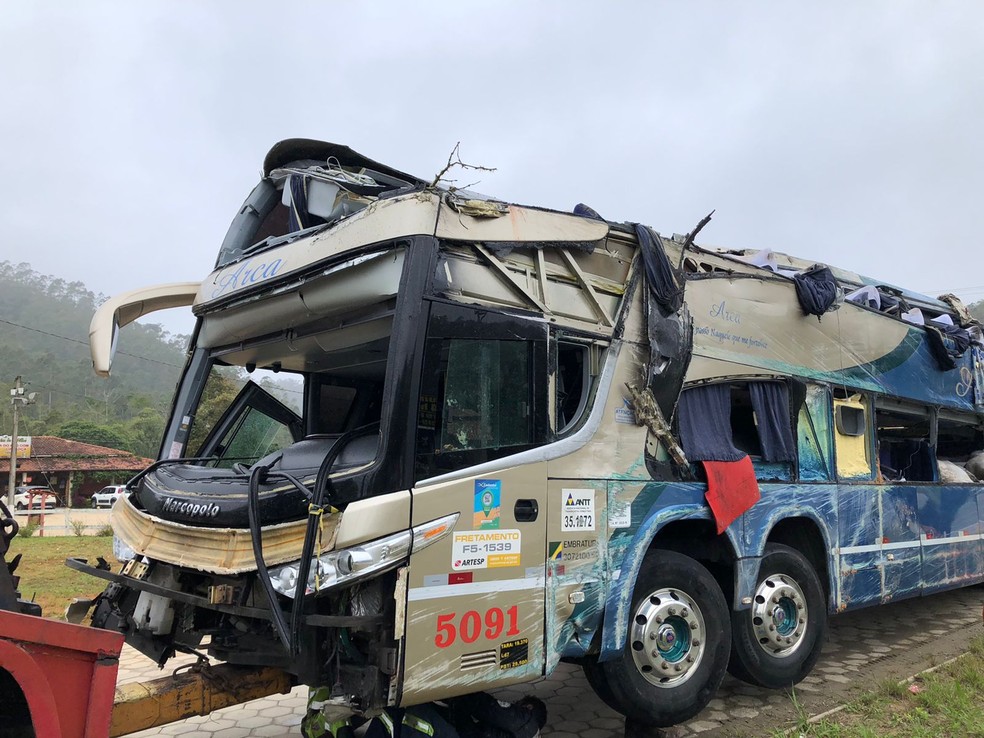 Ônibus de turismo que seguia para Paraty transportando 66 passageiros sofre acidente na serra de Ubatuba
