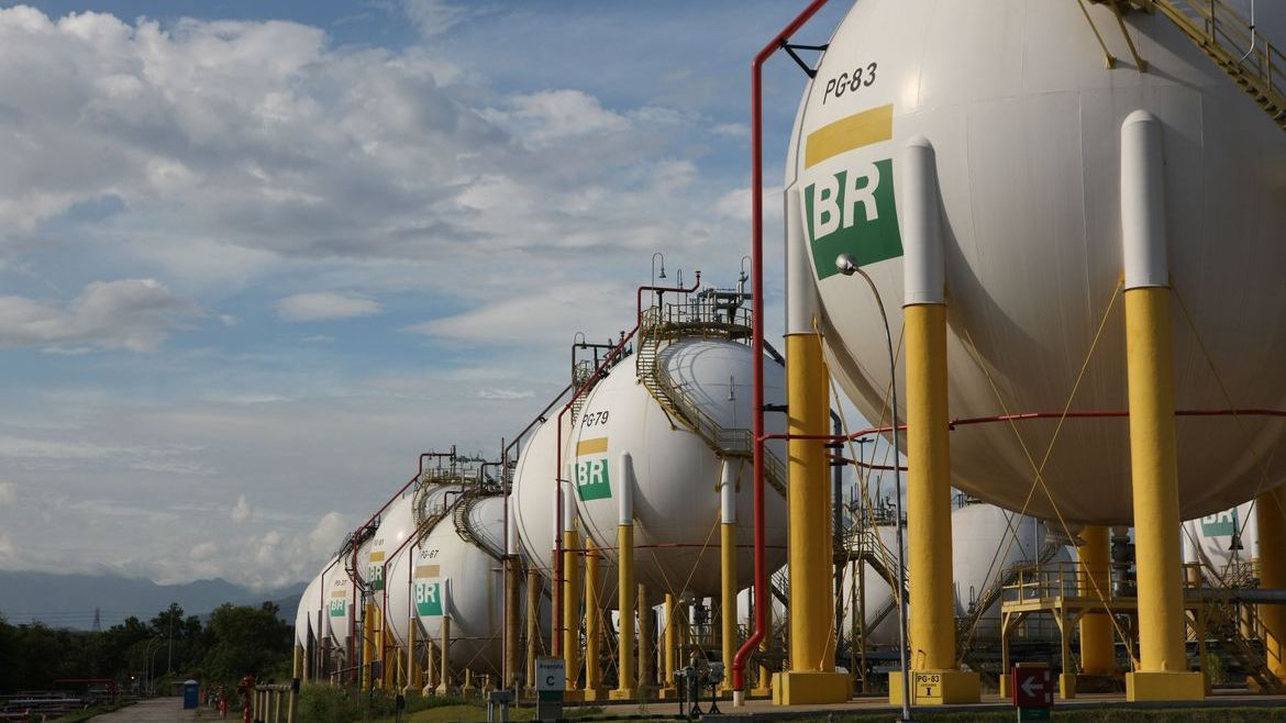 Petrobras altera política de preços de combustíveis