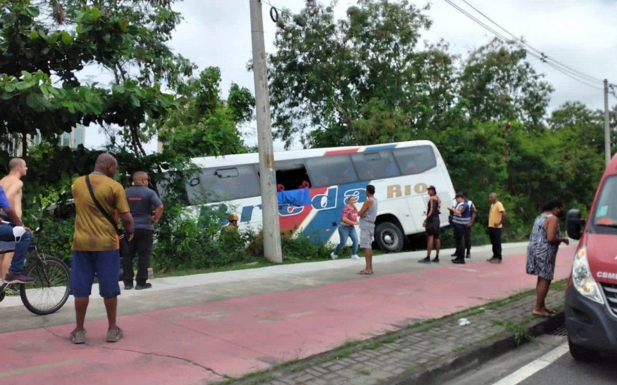 Motorista de ônibus teve mal súbito e morre após acidente na Barra da Tijuca no RJ