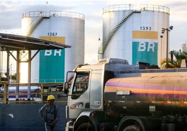 Bolsonaro antecipa redução no preço da gasolina mas Petrobras nega ter antecipado