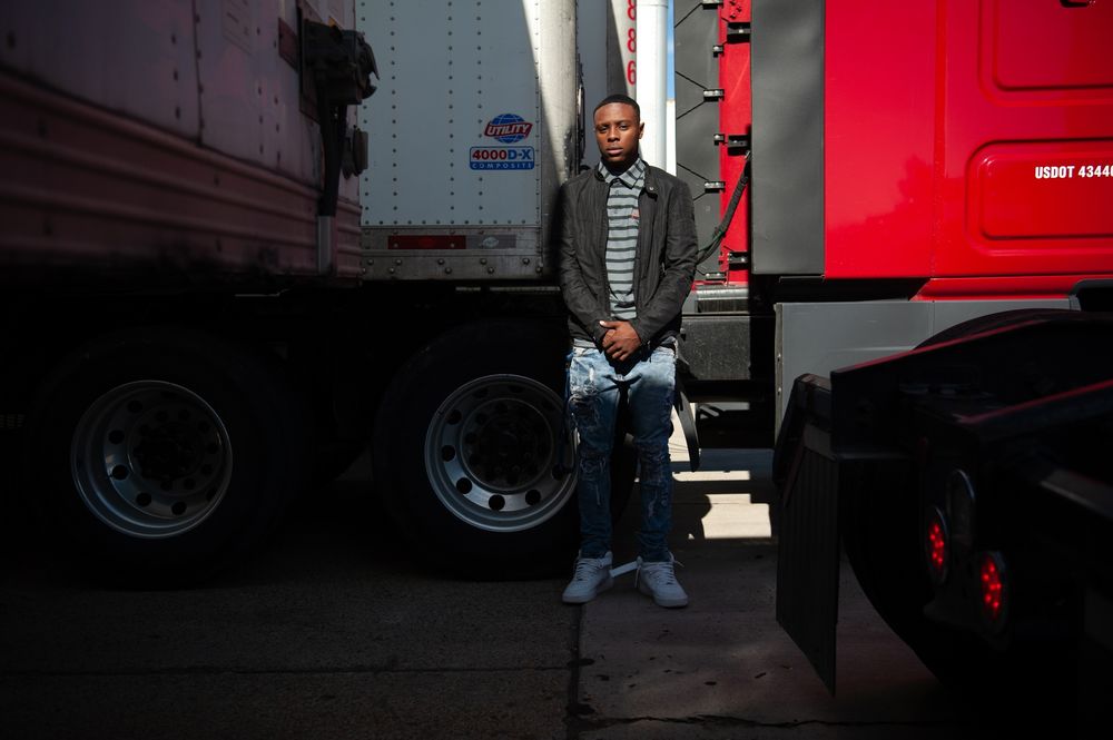 Sem caminhoneiros EUA cria lei para adolescentes de 18 anos possam dirigir caminhões
