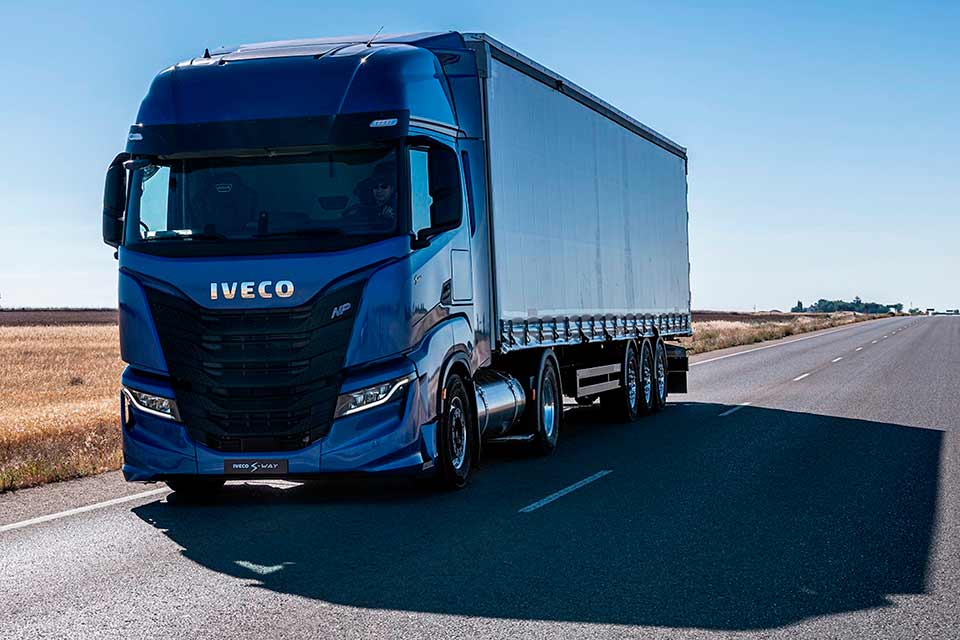 Scania x Iveco duelo dos pesados movidos a gás e que pretendem esquentar as vendas no mercado brasileiro