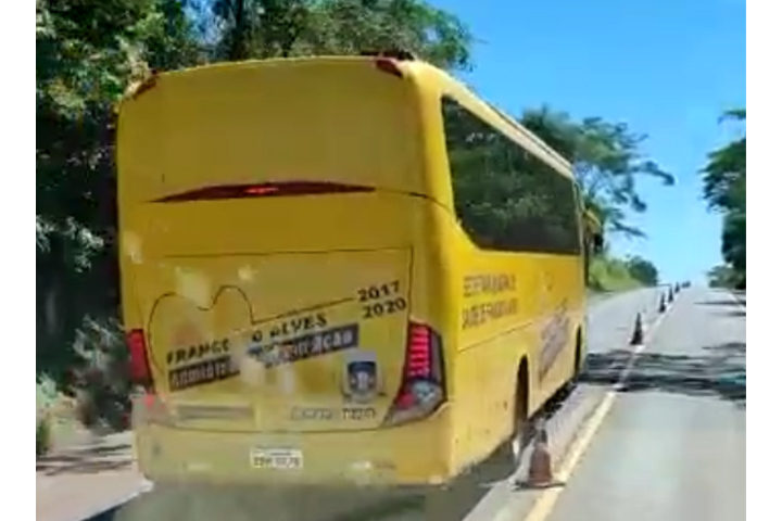 Ônibus usado para saúde faz ultrapassagem em faixa contínua e fecha carreta