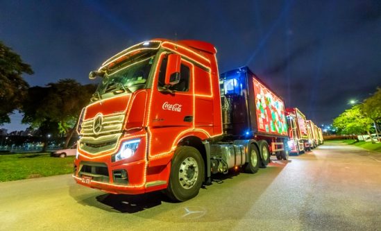 Vídeo mostra a Caravana de Natal da Coca Cola passando pela Cidade do RJ