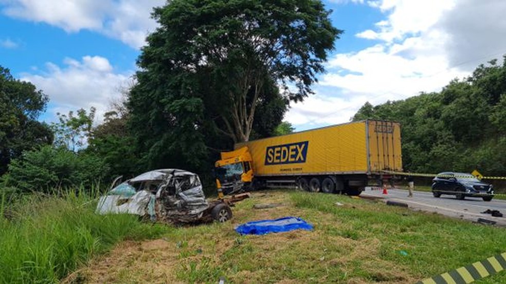 Caminhão dos Correios colide e deixa uma pessoa morta em Cachoeiro na BR-101