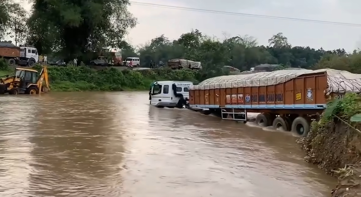 Caminhoneiro indiano viraliza ao atravessar rio com caminhão