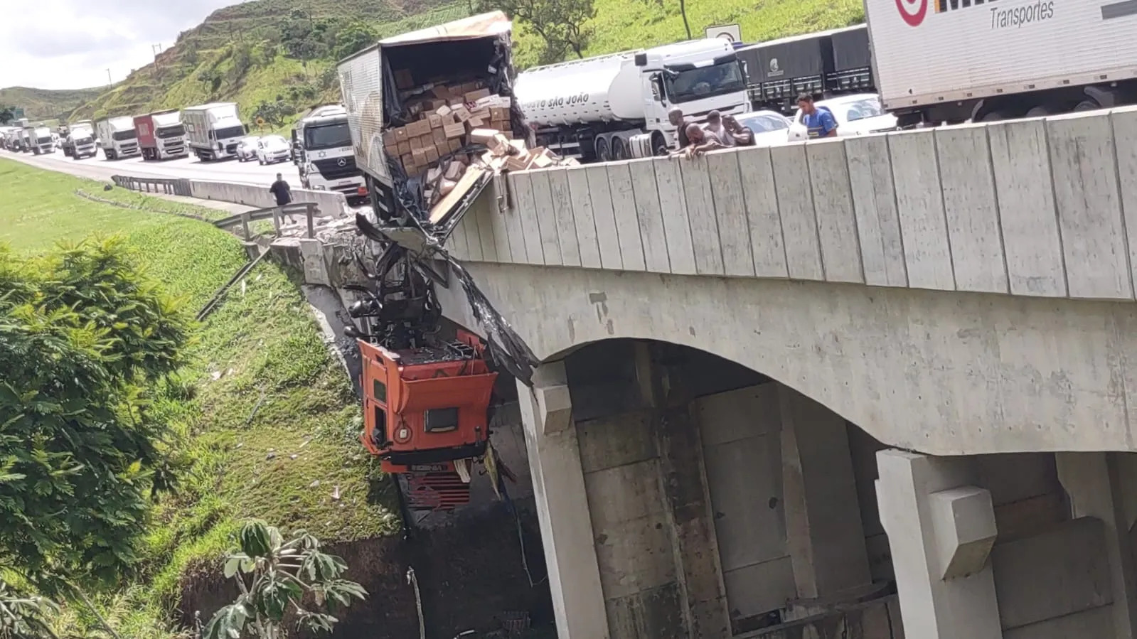 Acidente na Via Dutra em Cachoeira Paulista/SP deixa cabine do caminhão pendurada no viaduto