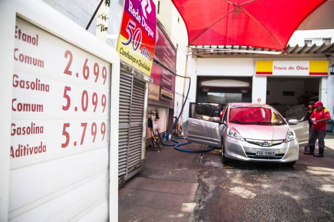 Gasolina comum cai pela quarta semana consecutiva no país
