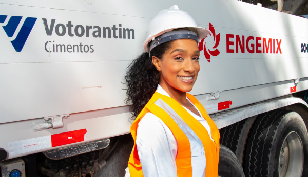 Em Curitiba o curso gratuito voltado para mulheres que querem ser motoristas de caminhão, tem inscrição prorrogada