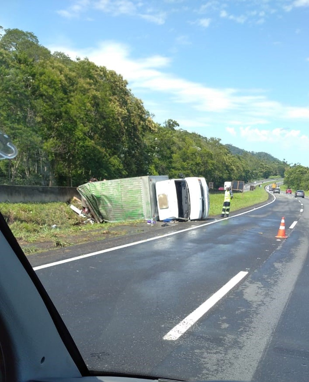 Dois acidentes na Régis Bittencourt, no interior de São Paulo, deixaram o trânsito da rodovia com lentidão