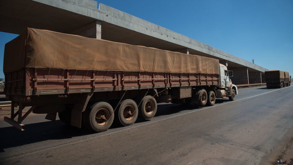 Bolsonaro sanciona lei BR do Mar que pode reduzir o frete por caminhões