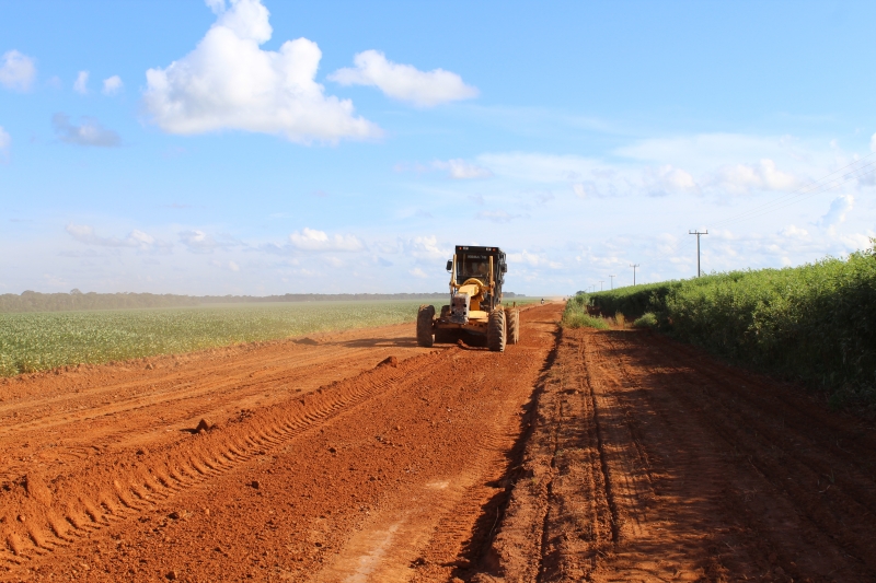Estrada de Mato Grosso está sendo recuperada para melhorar o escoamento da produção de soja