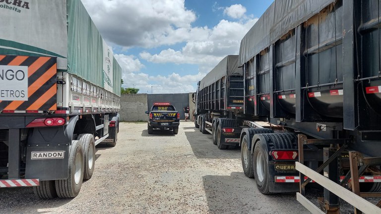 PRF flagra 4 caminhões com excesso 131 toneladas de peso excesso