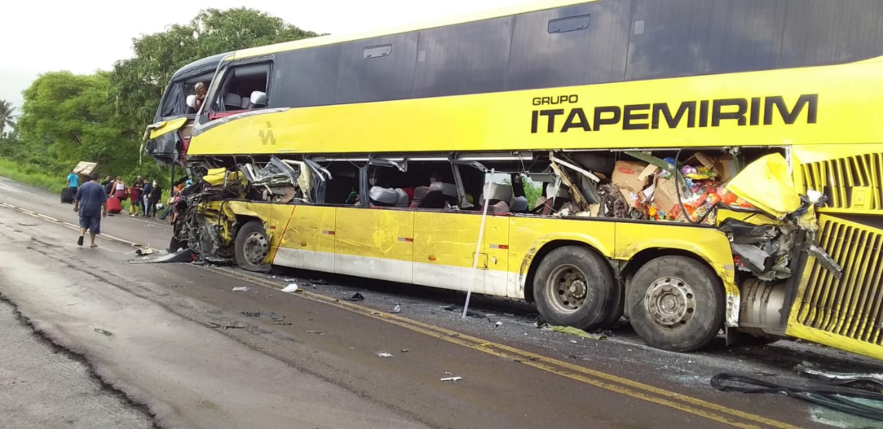 Caminhoneiro e Motorista da Itapemirim morrem após colisão entre ônibus e carreta na BR-101