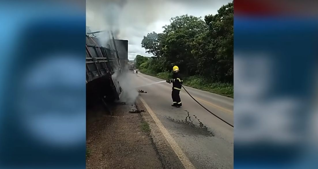 Vídeo mostra carreta pegando fogo após superaquecimento nos pneus na BR-364 em Pedra Preta