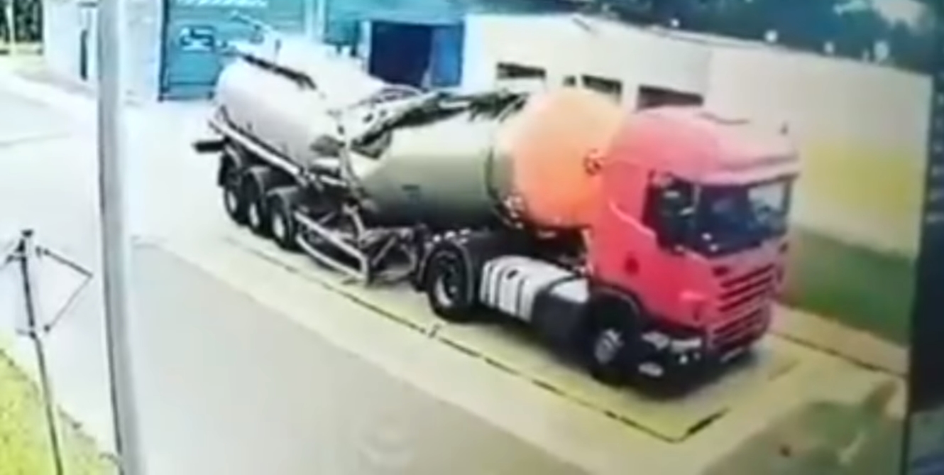 Video: Caminhão implode como uma lata de refrigerante amassada