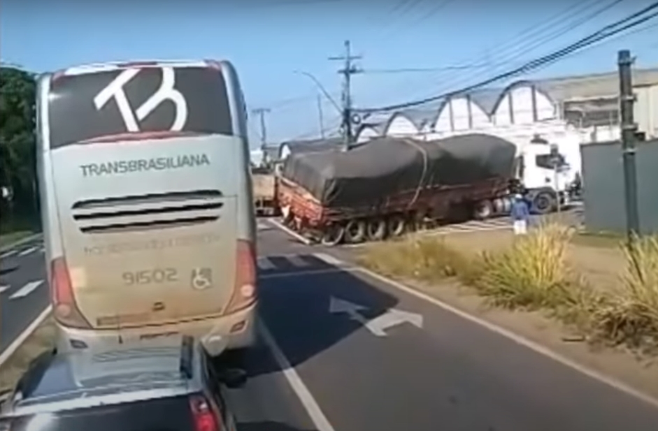 Vídeo mostra um motorista de caminhão em apuros