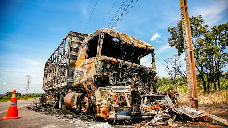 Na BR-262 um caminhão fica completamente destruído após pegar fogo em acidente