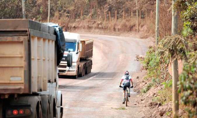Ciclistas e caminhoneiros recebem orientações a respeito de ponto cego em caminhões em Mogi Guaçu – SP