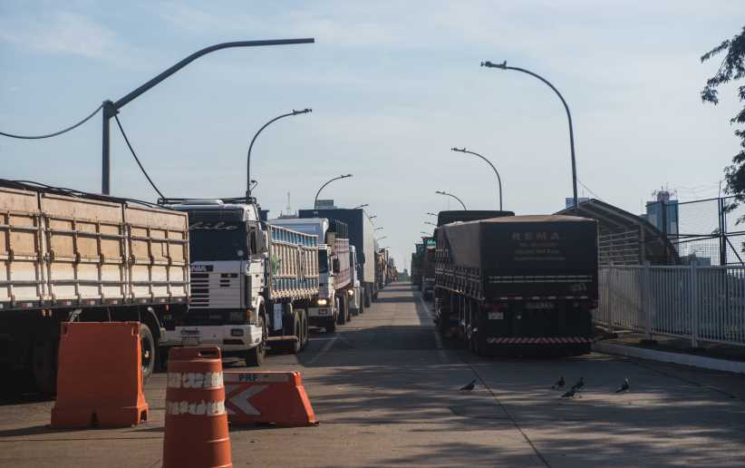 É inacreditável mas cerca de 2,5 mil caminhões aguardam para atravessarem a fronteira entre Brasil e Paraguai