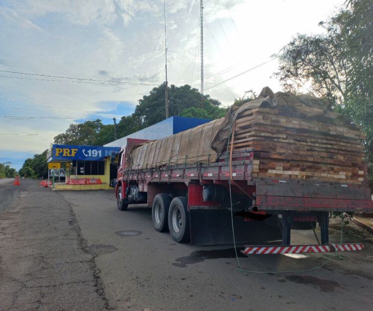 A Polícia Rodoviária Federal autuou um caminhão que trafegava com madeira nativa irregular