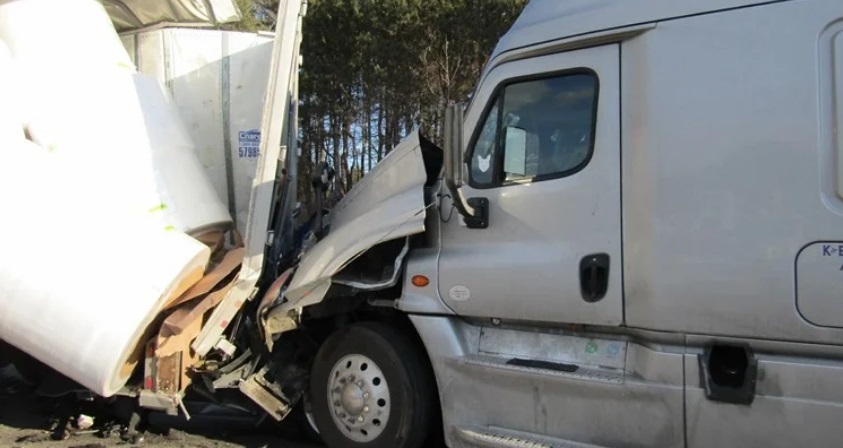 Netflix vira pivô em acidente fatal de caminhão e carro pequeno