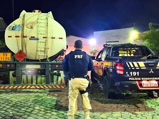 PRF do Ceará apreende carreta com 43 mil litros e sonegação fiscal