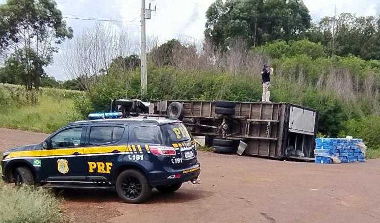 PRF encontra caminhão abandonado com maconha após tombamento