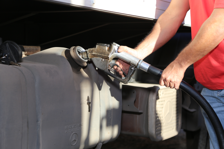 Última semana: Gasolina segue em queda e diesel registra alta