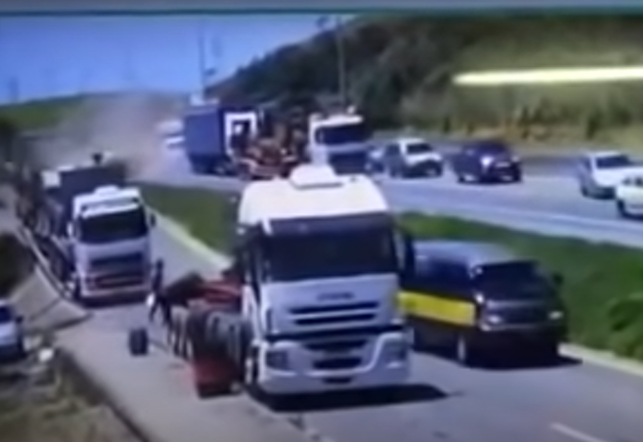 Novo acidente na BR-101 mostra momento exato da colisão que envolveu um caminhão e demais veículos
