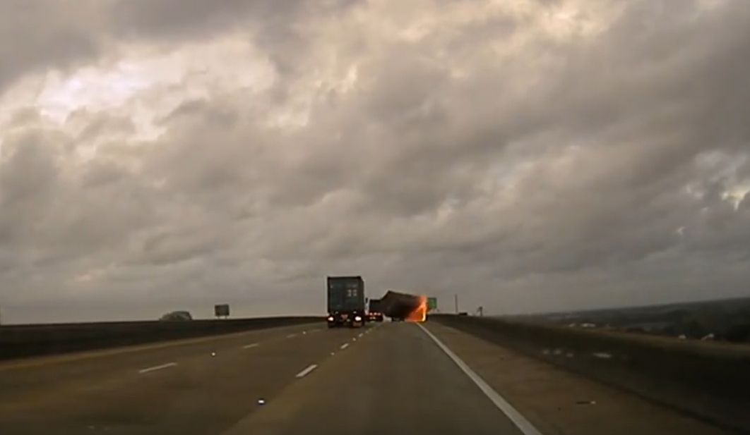 Vídeo mostra um contêiner que se solta de um caminhão e cai sobre uma viatura policial em uma rodovia dos EUA