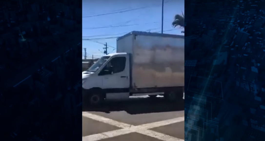 Vídeo mostra motorista de caminhão tentando cruzar linha férrea e colide com trem