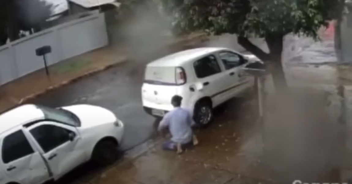 Homem tenta furtar combustível de carro usando mangueira